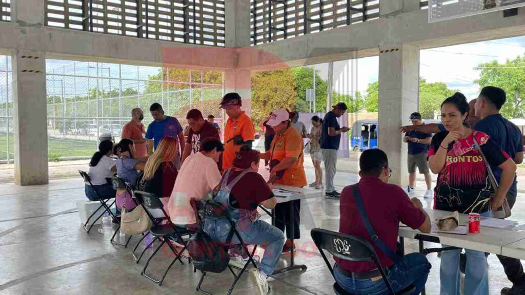 Ciudadanos participaron en la consulta sobre transporte público.