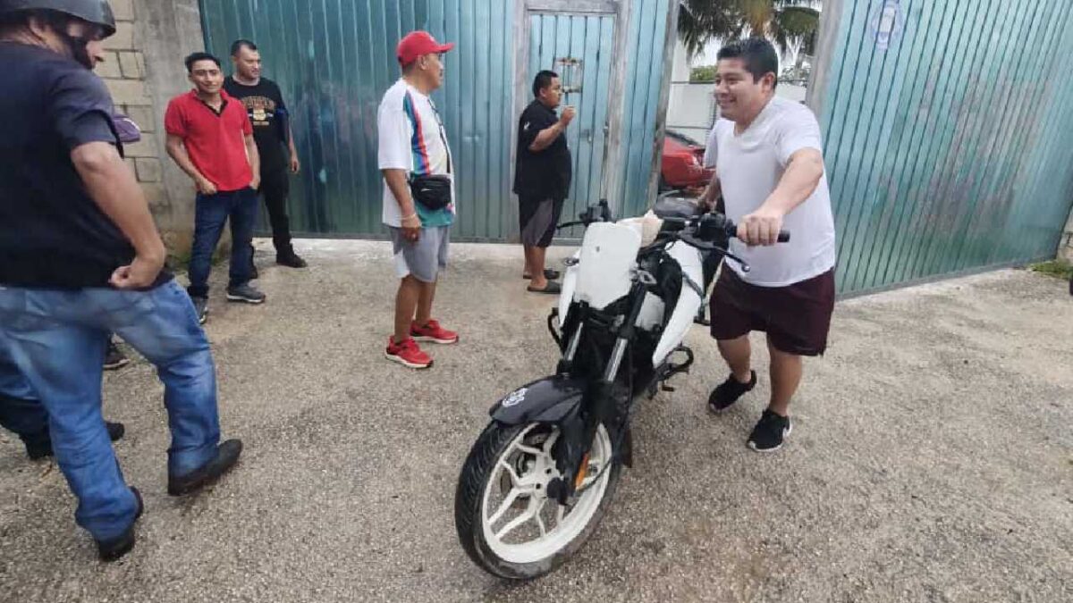 FGE Quintana Roo entrega motos y autos recuperados.