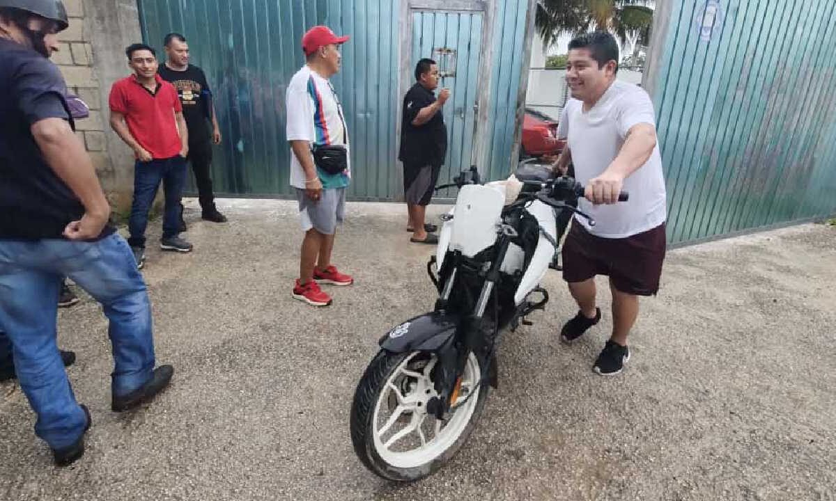 FGE Quintana Roo entrega motos y autos recuperados.