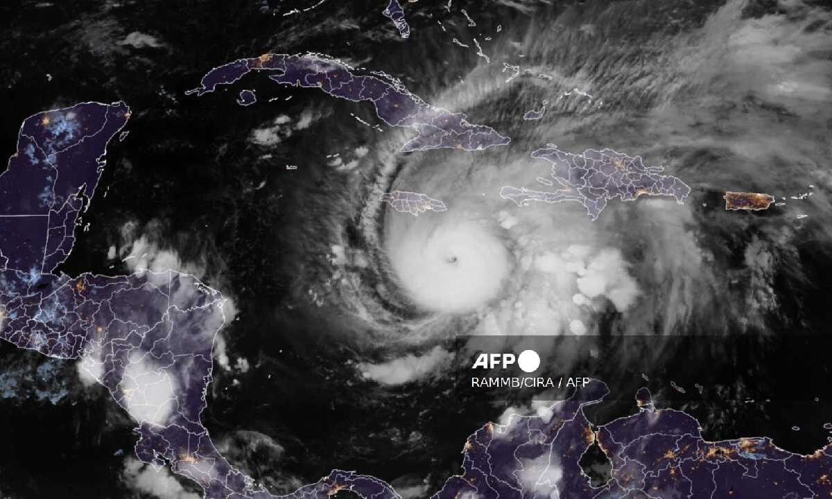 Huracán Melissa se intensifica.