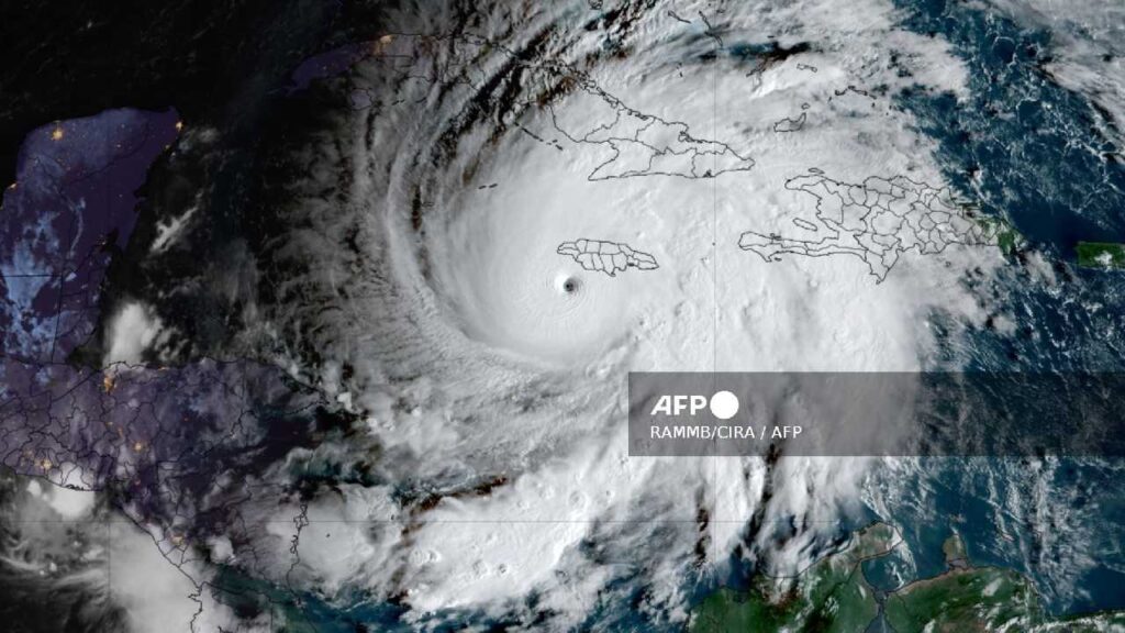 Huracán Melissa avanza en el Caribe.