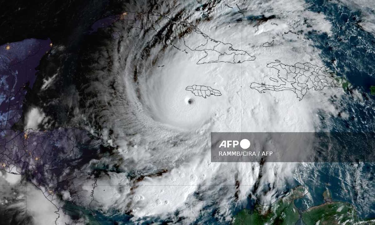 Huracán Melissa avanza en el Caribe.