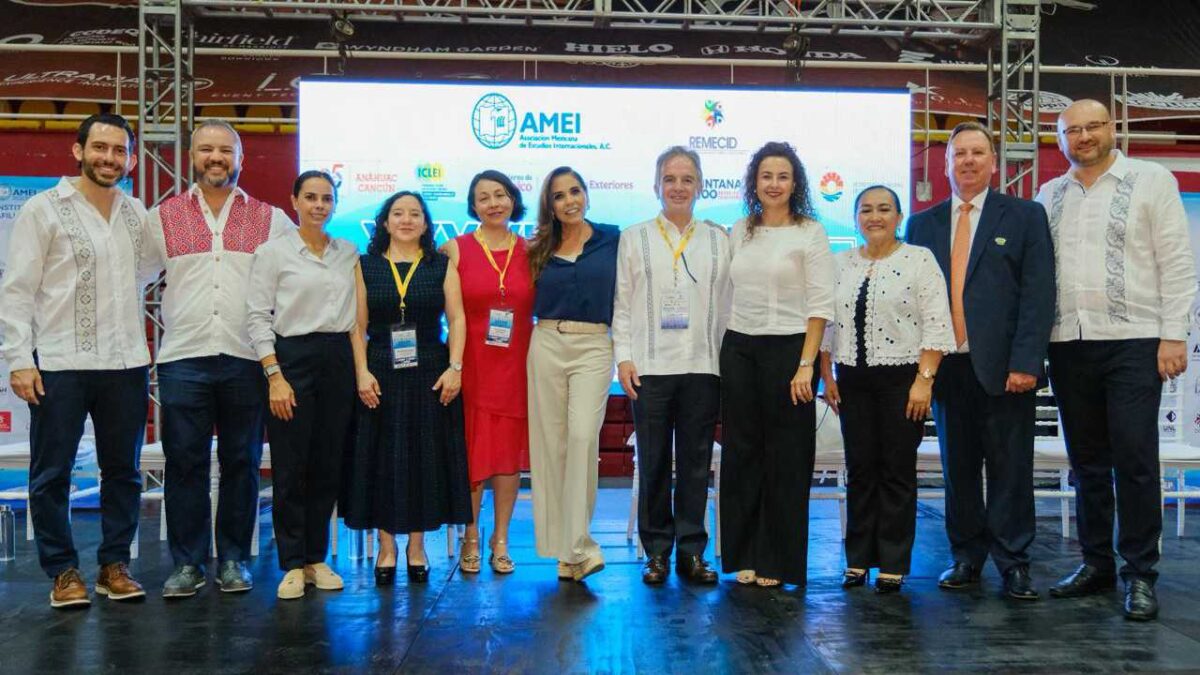 Mara Lezama impulsa la educación.