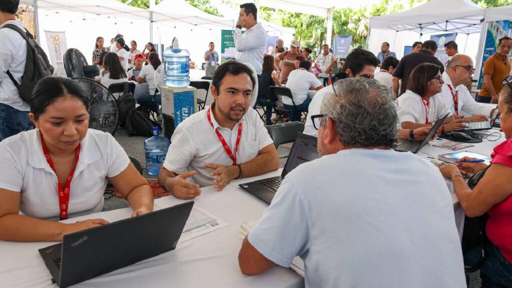 Feria de Servicios del Infonavit en Cancún.