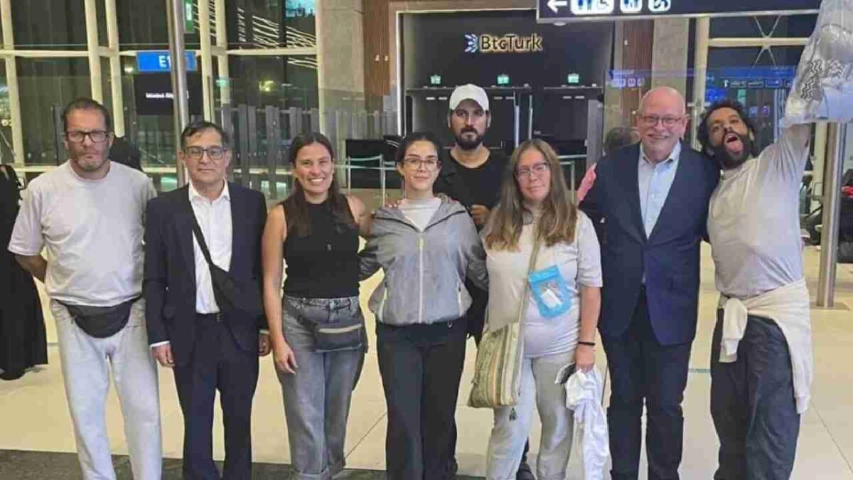 Llegan mexicanos deportados.