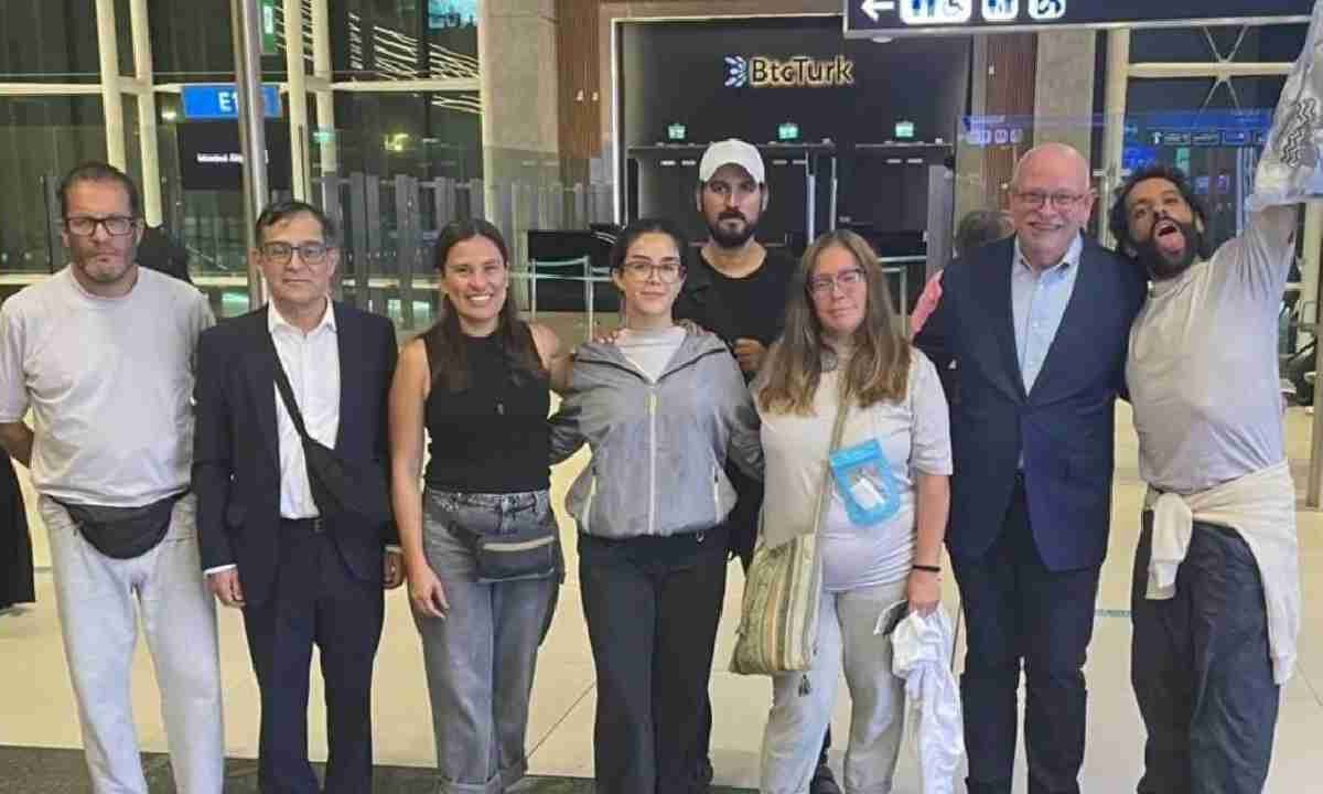 Llegan mexicanos deportados.
