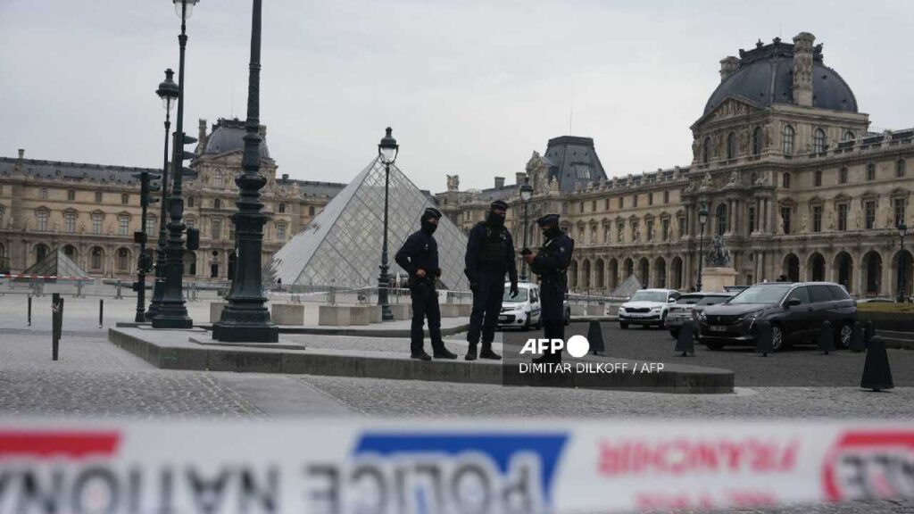Siguen las pesquisas tras robo en museo de Louvre.