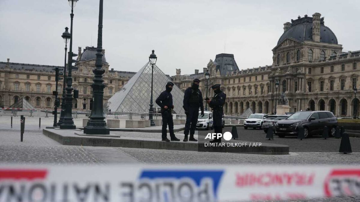Siguen las pesquisas tras robo en museo de Louvre.