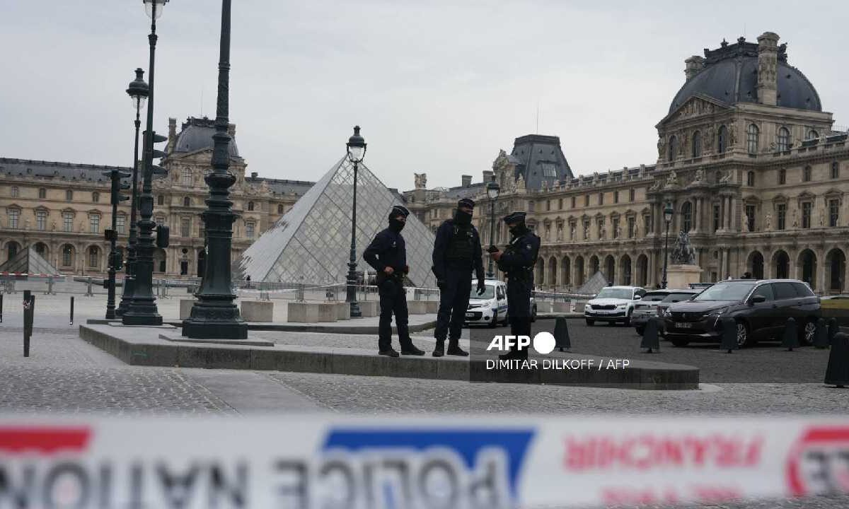 Siguen las pesquisas tras robo en museo de Louvre.