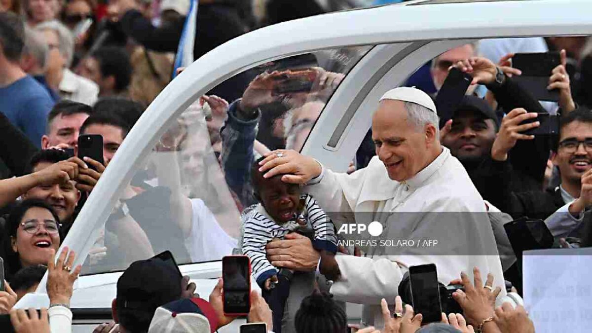 El Papa León XIV alista viajes.