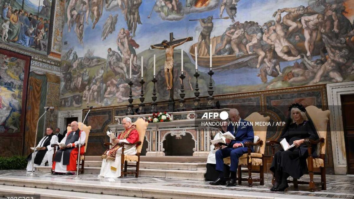 El Papa León XIV y Carlos III oran juntos.