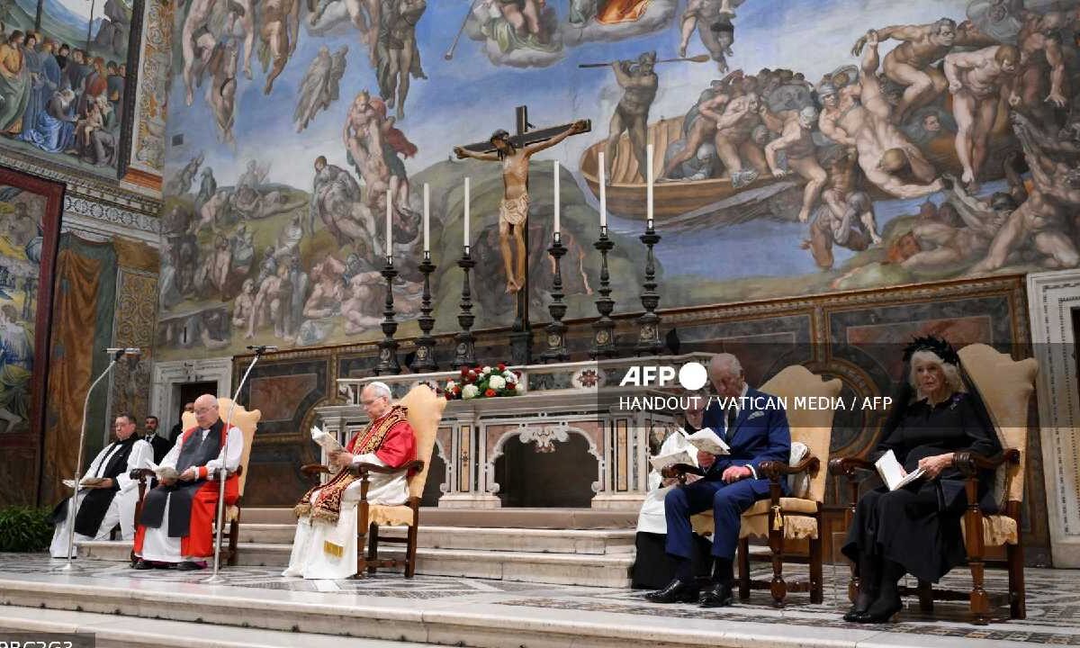 El Papa León XIV y Carlos III oran juntos.