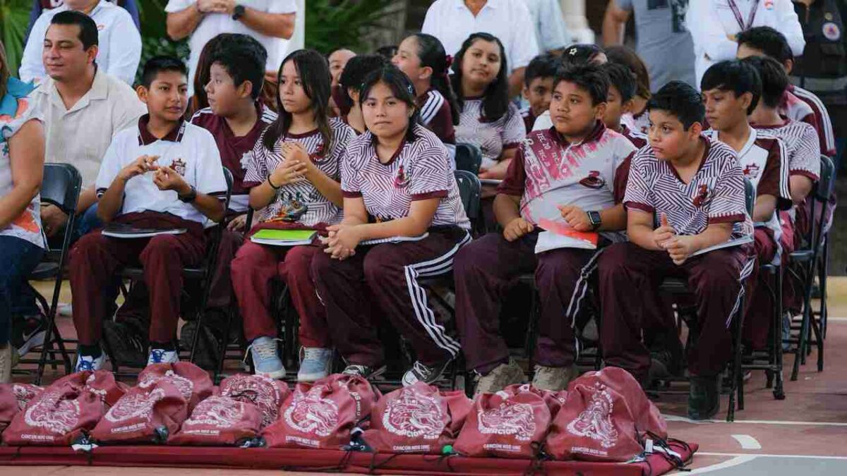 Estudiantes reciben apoyos.