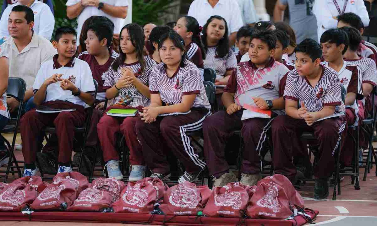 Estudiantes reciben apoyos.