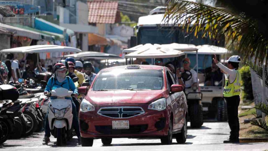 Buscan regular número de pasajeros en moto.