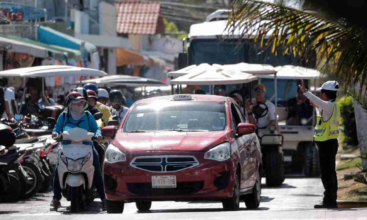 Buscan regular número de pasajeros en moto.