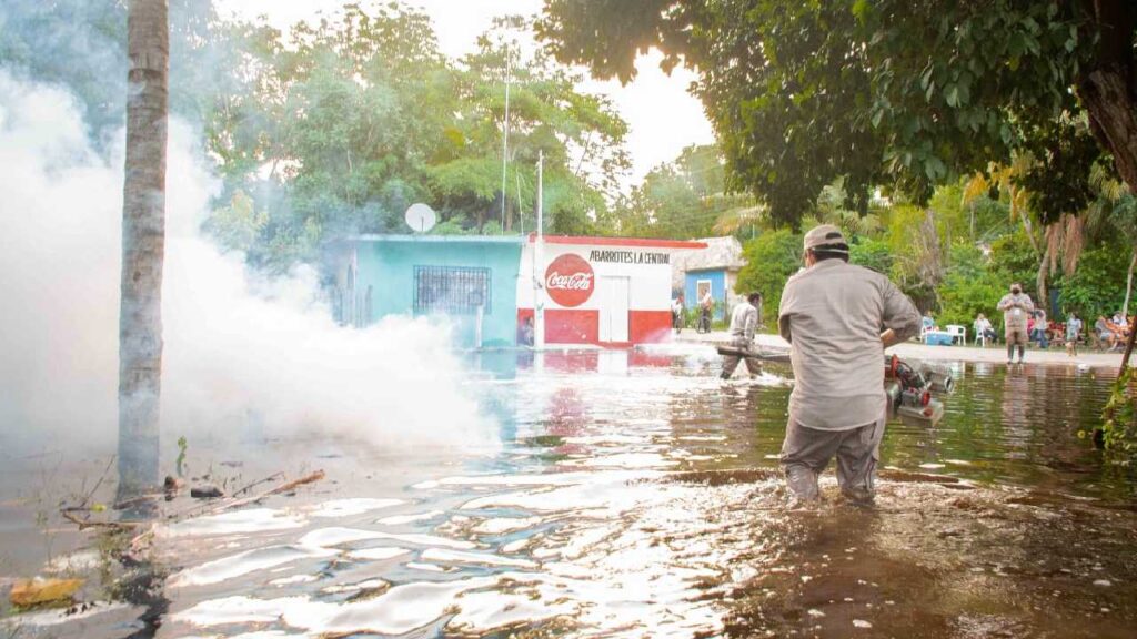 Autoridades contra el dengue.