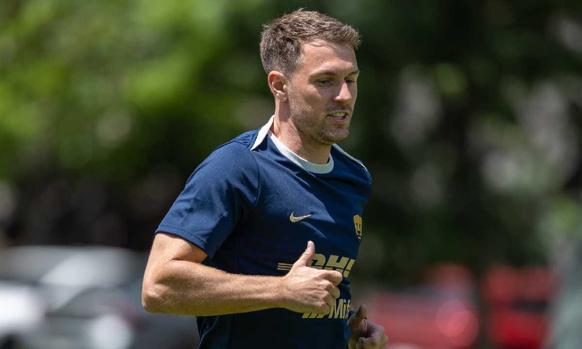 Aaron Ramsey se fue de pumas.