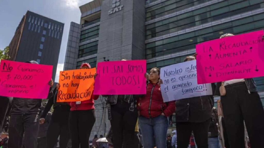 Empleaos del SAT a paro nacional.