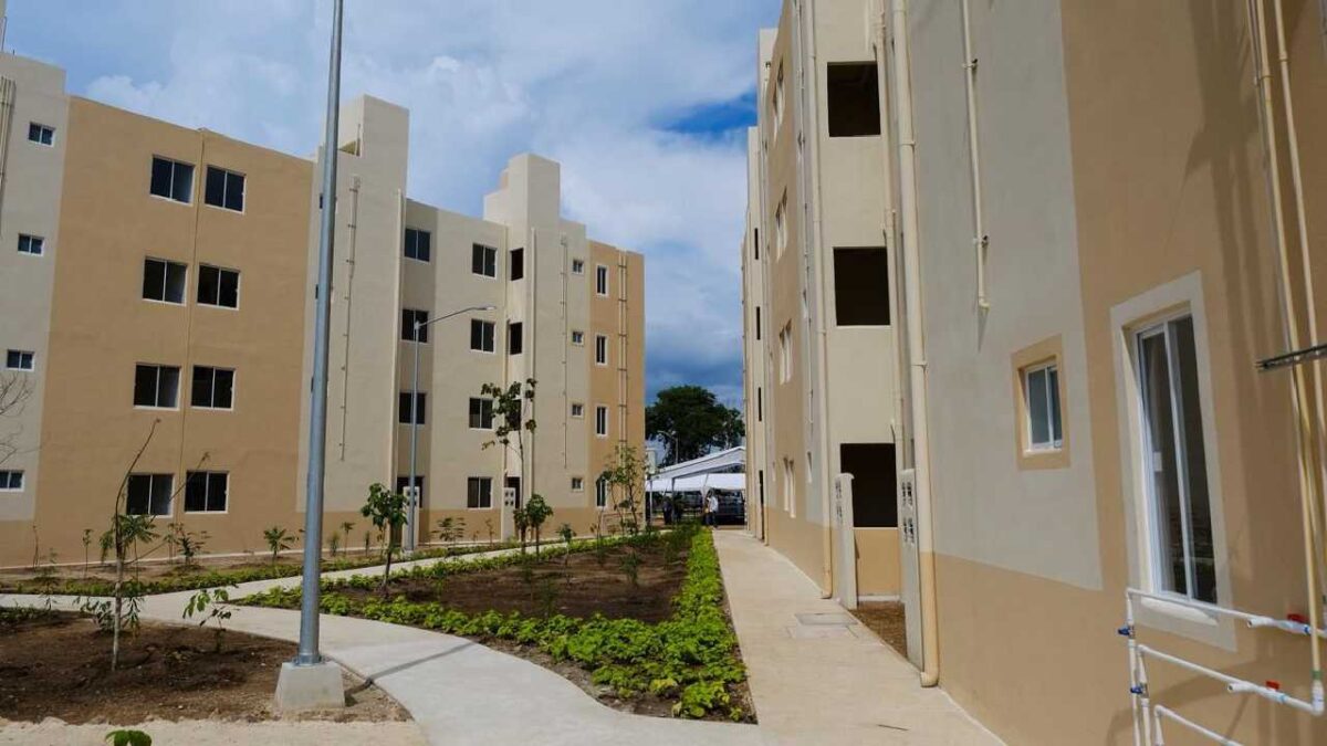 Presentan las viviendas del Bienestar en Playa del Carmen.