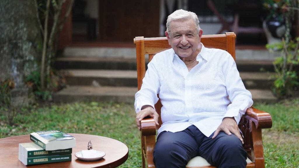 AMLO presenta su libro.