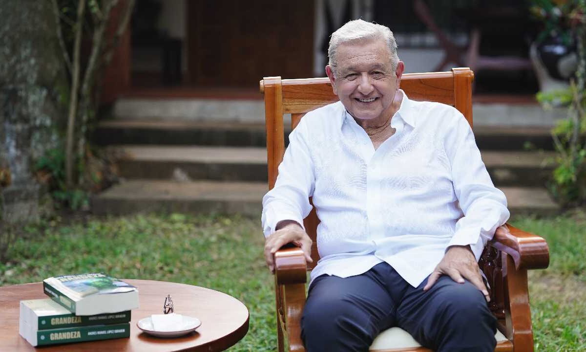 AMLO presenta su libro.
