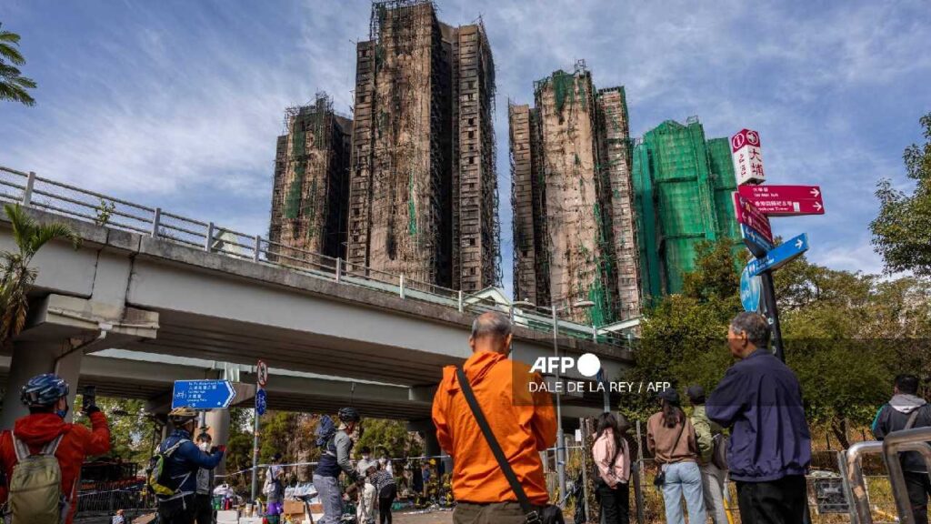 Detienen a ocho por mortal incendio en Hong Kong.
