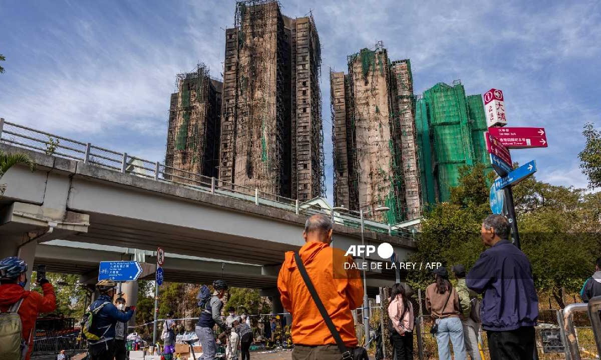 Detienen a ocho por mortal incendio en Hong Kong.