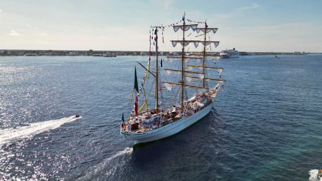 Arriba Buque Escuela Cuauhtémoc a Cozumel.
