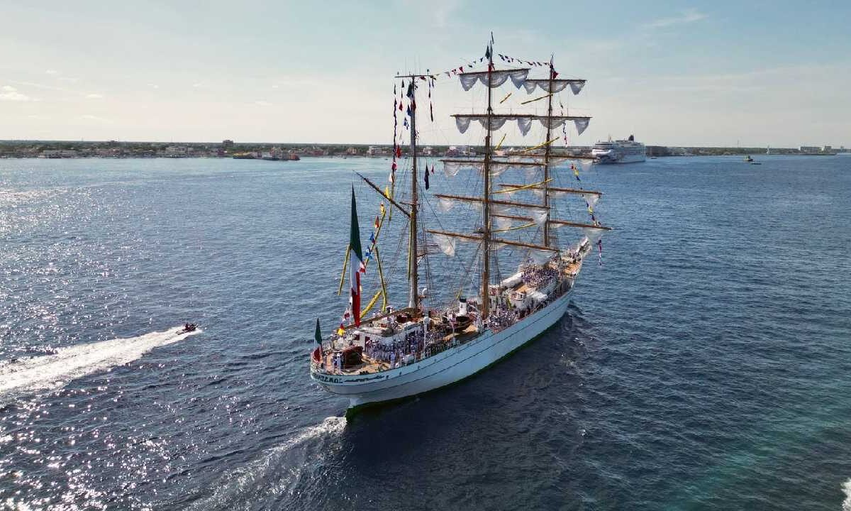 Arriba Buque Escuela Cuauhtémoc a Cozumel.