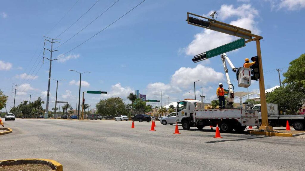 Avanzan trabajos de semaforización en Cancún.