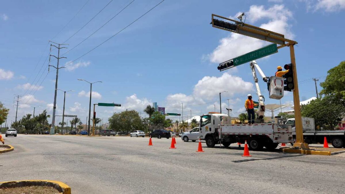 Avanzan trabajos de semaforización en Cancún.