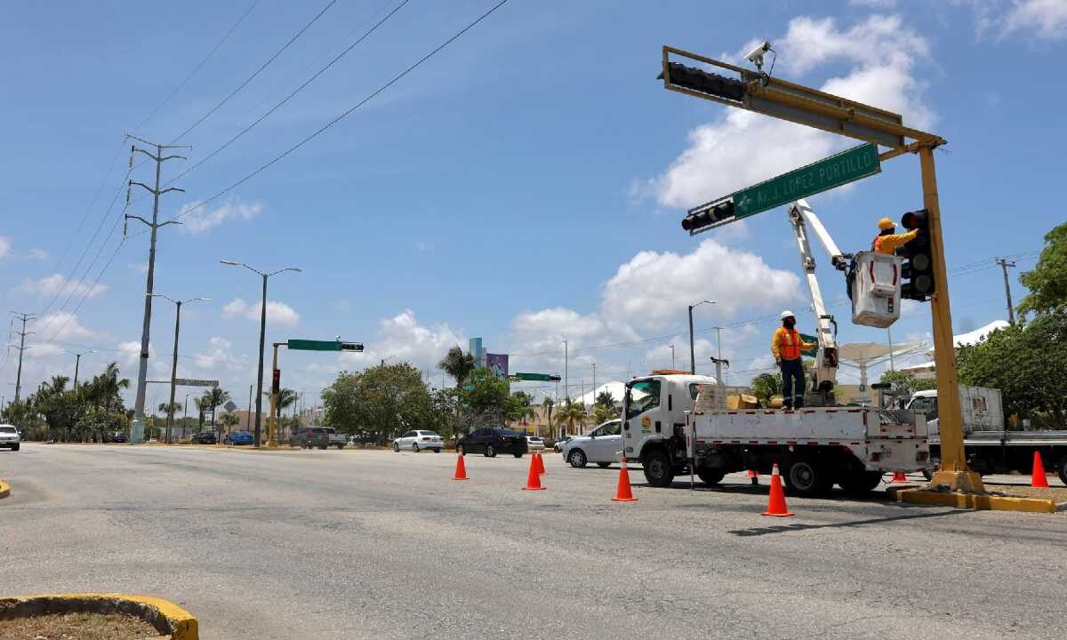 Avanzan trabajos de semaforización en Cancún.
