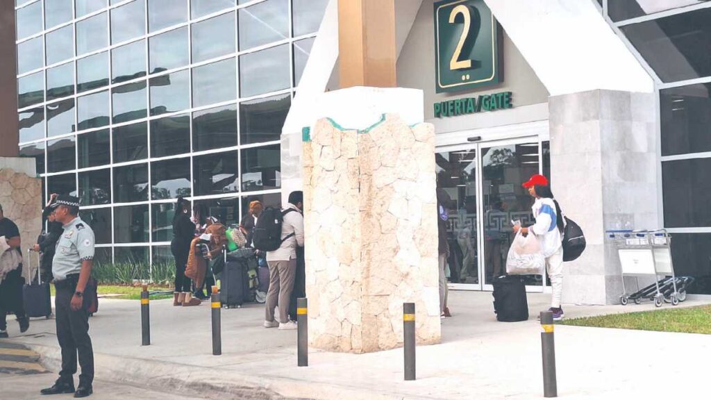 Bernardo Cueto destaca las actividades en el aeropuerto de Tulum.