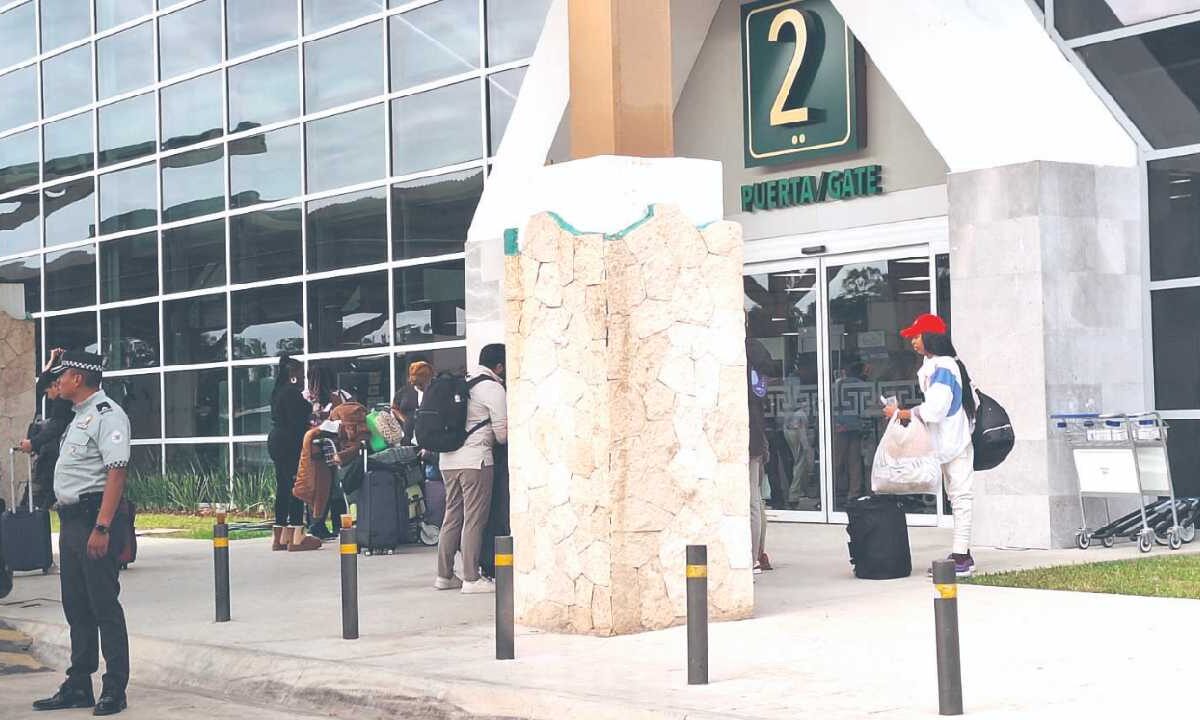 Bernardo Cueto destaca las actividades en el aeropuerto de Tulum.