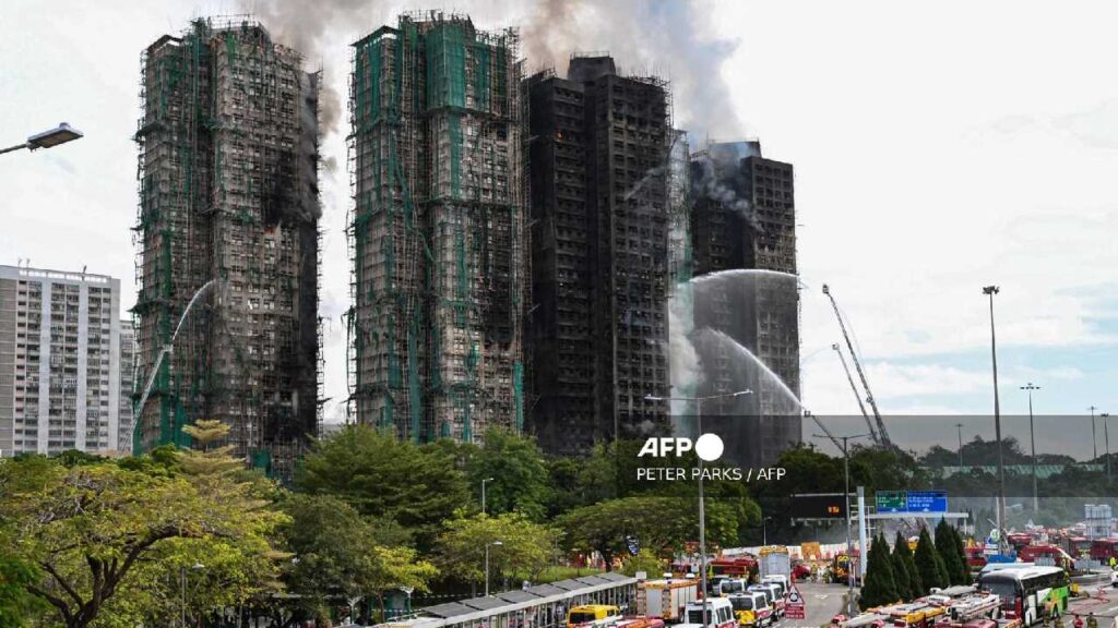 Aumenta cifra de muertos por incendio en Hong Kong.