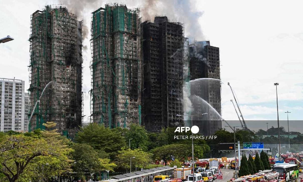Aumenta cifra de muertos por incendio en Hong Kong.