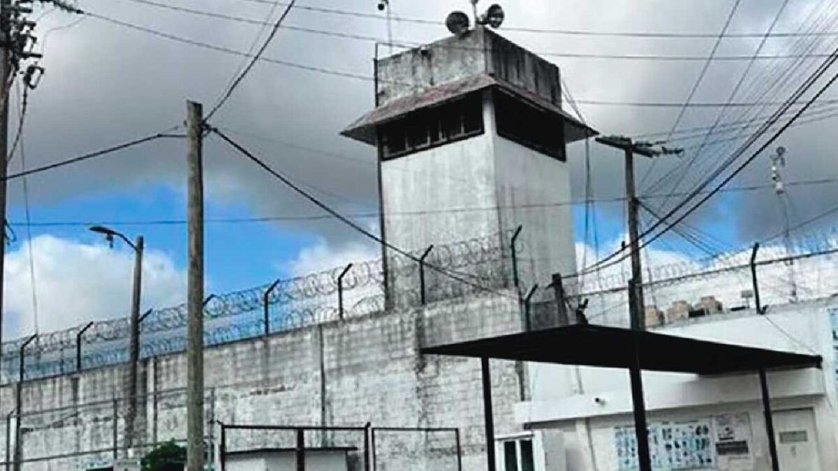 Van reos de Cancún al Cereso de Chetumal.