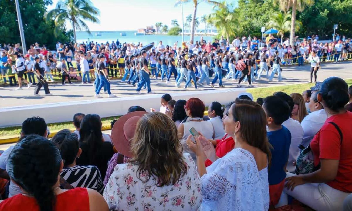 Chetumal vivió un colorido desfile.