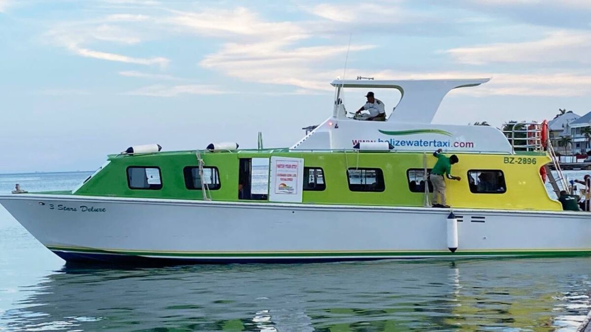 Embarcación de empresa San Pedro Belize Express