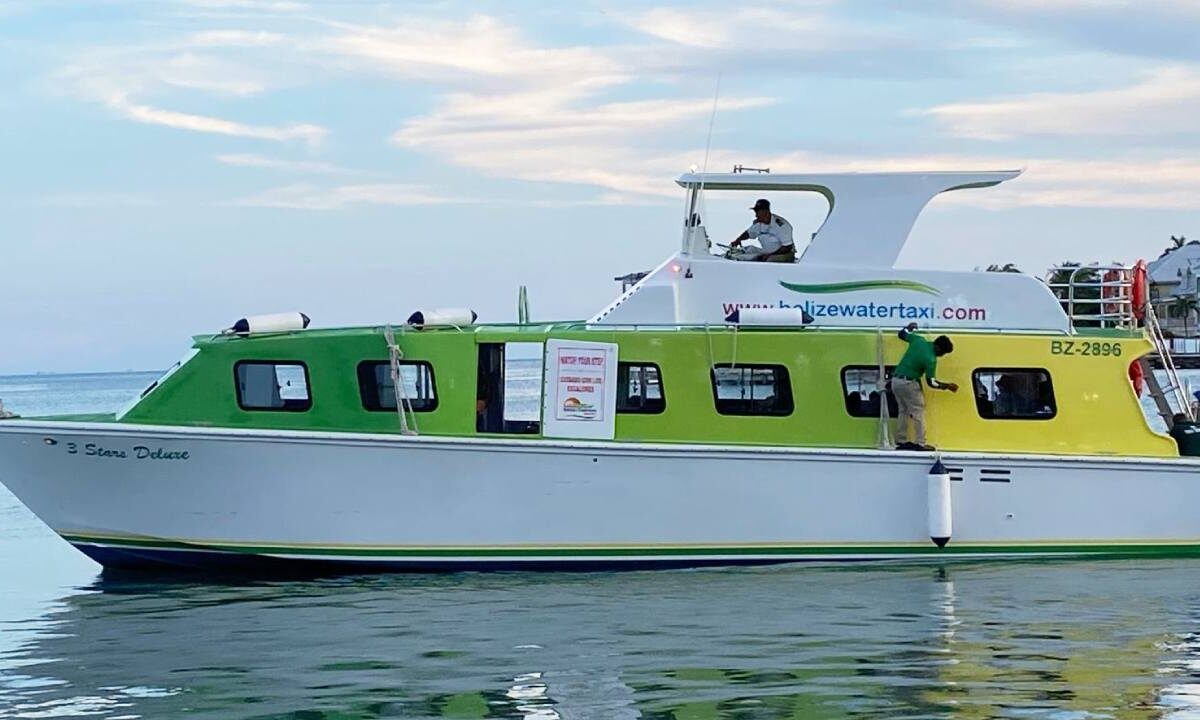 Embarcación de empresa San Pedro Belize Express