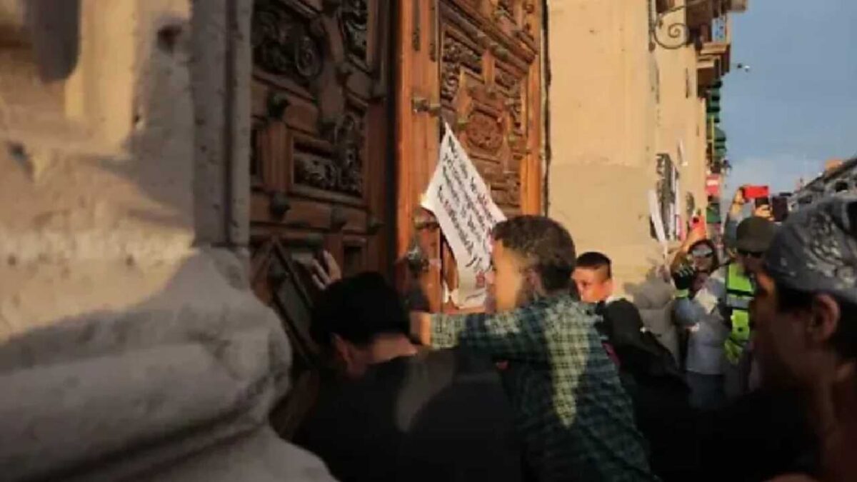 Arde Michoacán tras crimen de Carlos Manzo.