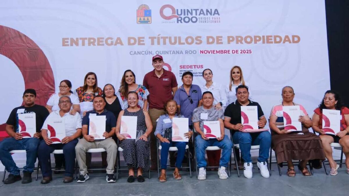 Mara Lezama entregó títulos de propiedad.