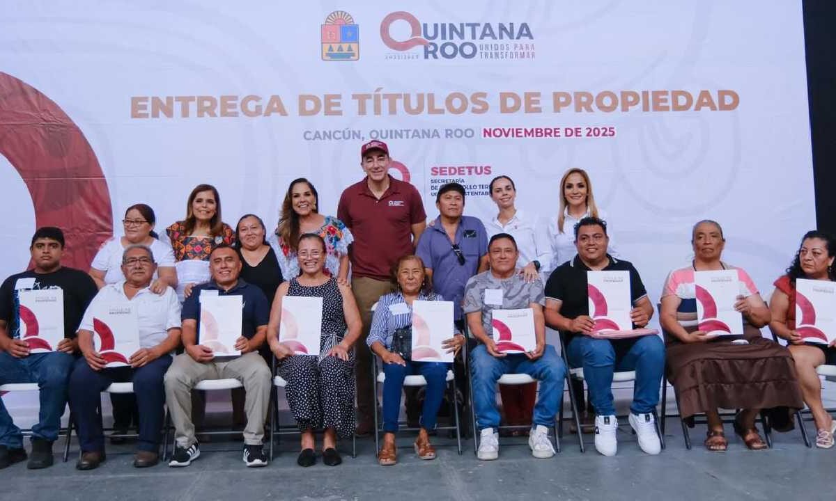 Mara Lezama entregó títulos de propiedad.