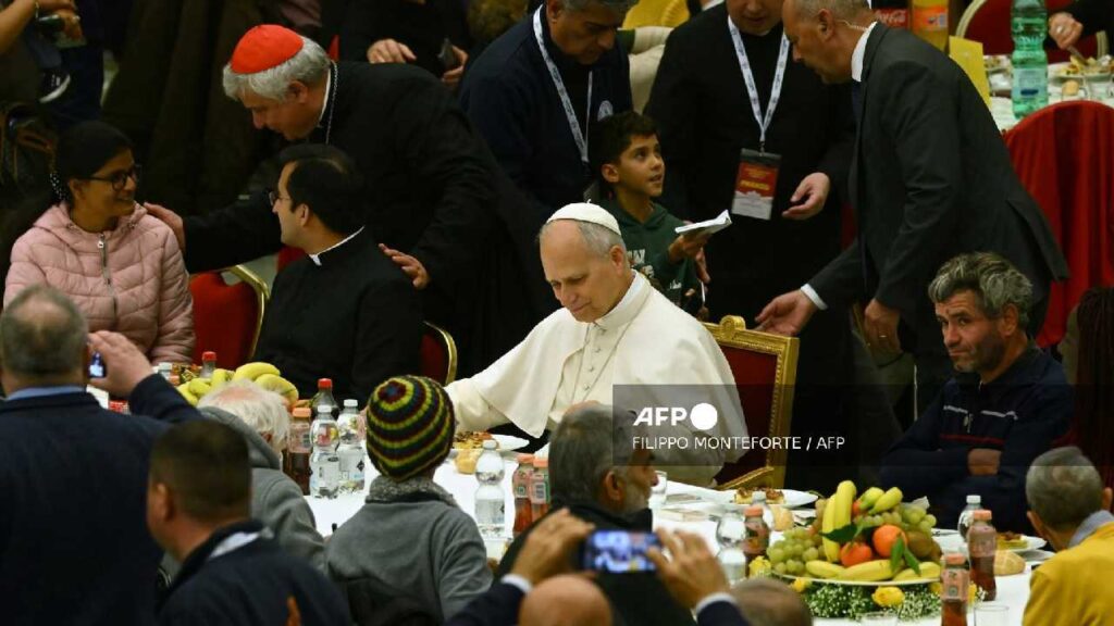 Papa León XIV ora por los pobres.