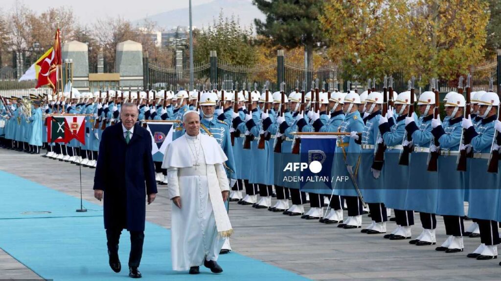 El santo padre llegó a Turquía.