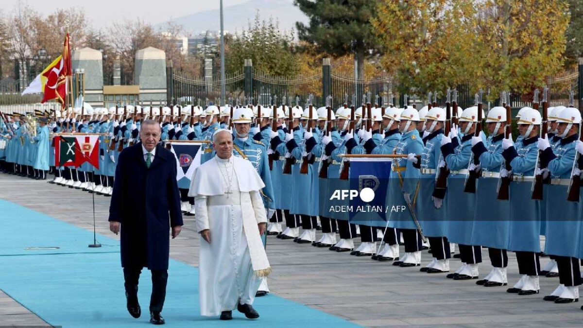El santo padre llegó a Turquía.