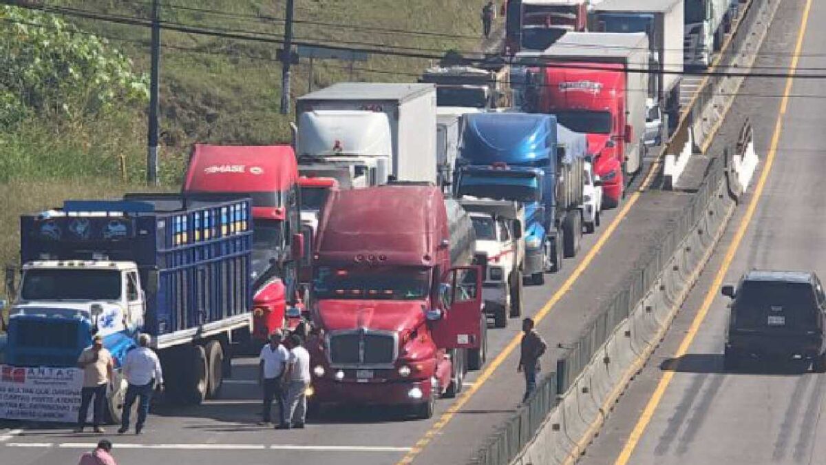 Bloqueos carreteros en carreteras del país.
