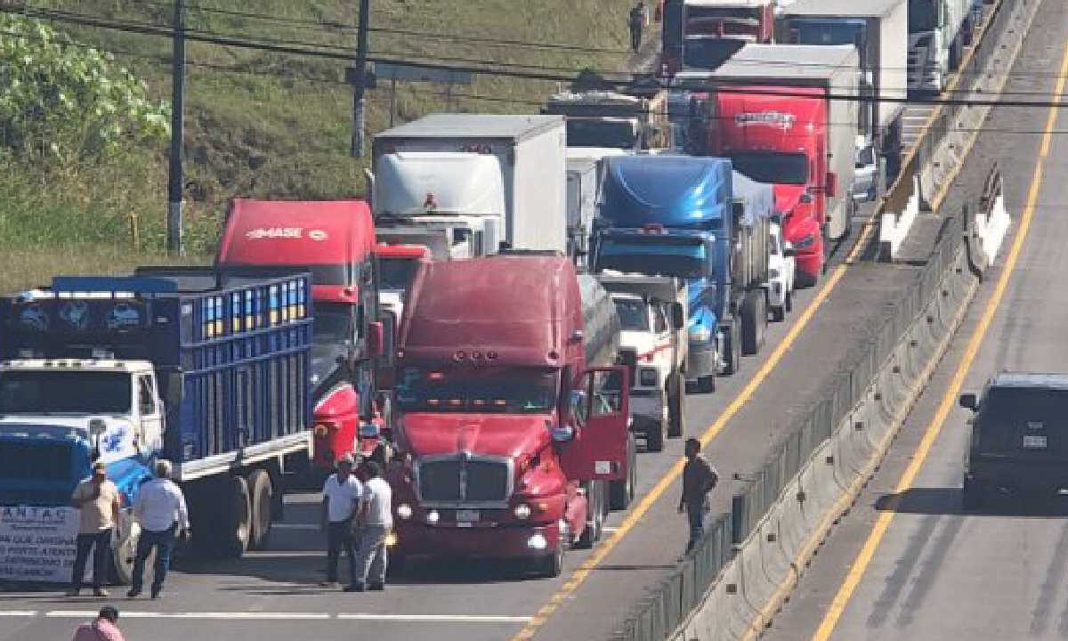Bloqueos carreteros en carreteras del país.