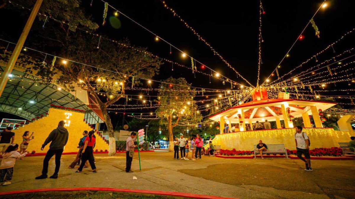 Adornos navideños en quiosco remodelado.